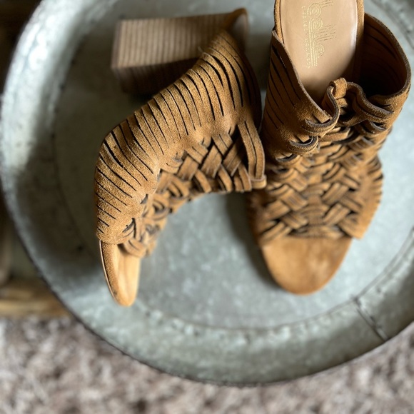 Tan braided slides with 4 inch block heel. Only worn once. Size 9.5 - Picture 3 of 4